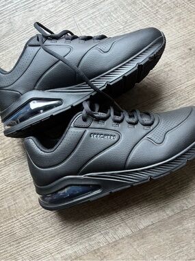 Skechers Black Athletic Sneakers with Visible Cushion * Mens 8.5 / Female 10*